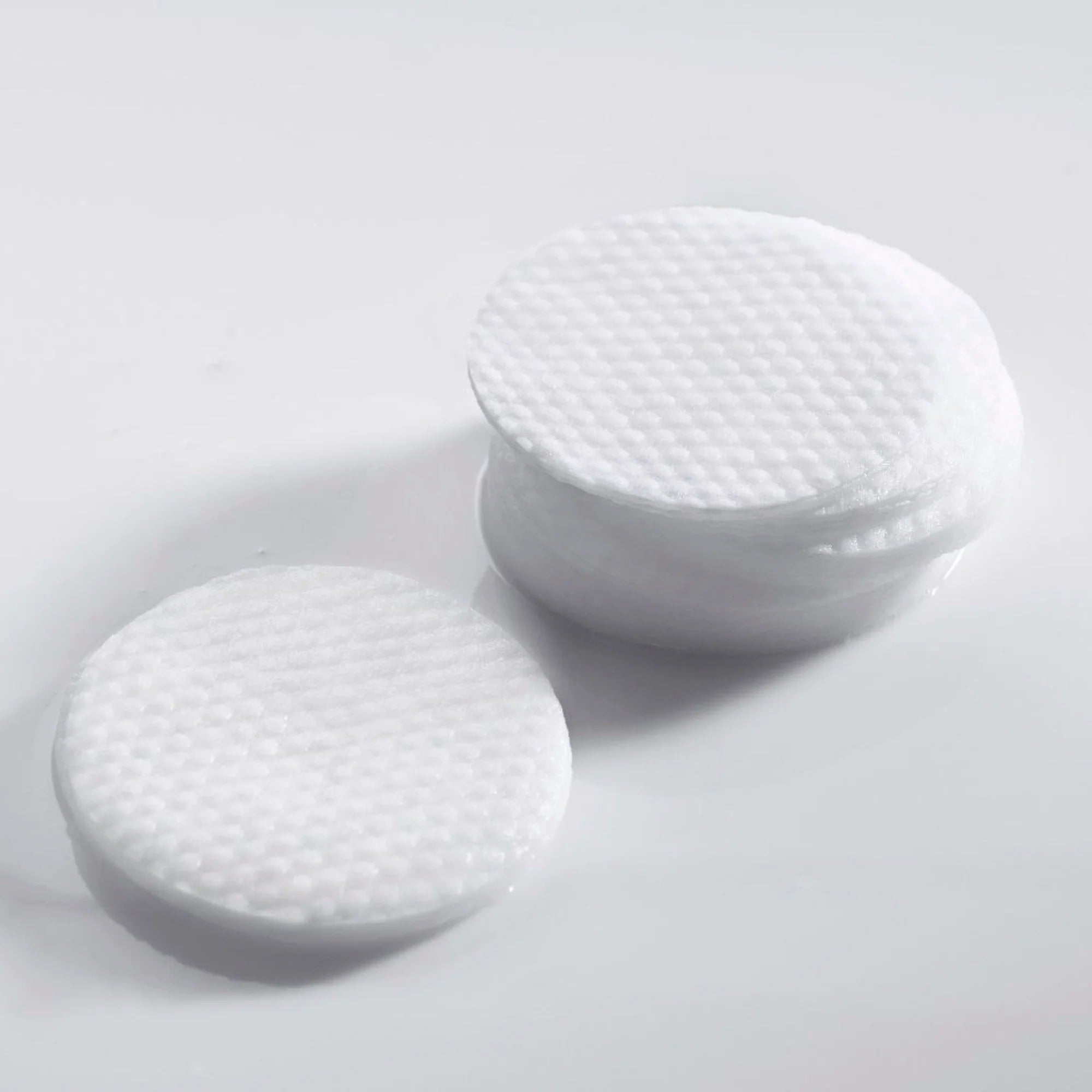 Glutanex Glow Therapy Pore Pad jar with pads and tweezers – brightening and moisturizing Korean toner pads with glutathione and triple hyaluronic acid for hydration. Formulated with AHA, BHA, and LHA to gently exfoliate dead skin and impurities, improving skin texture without irritation.